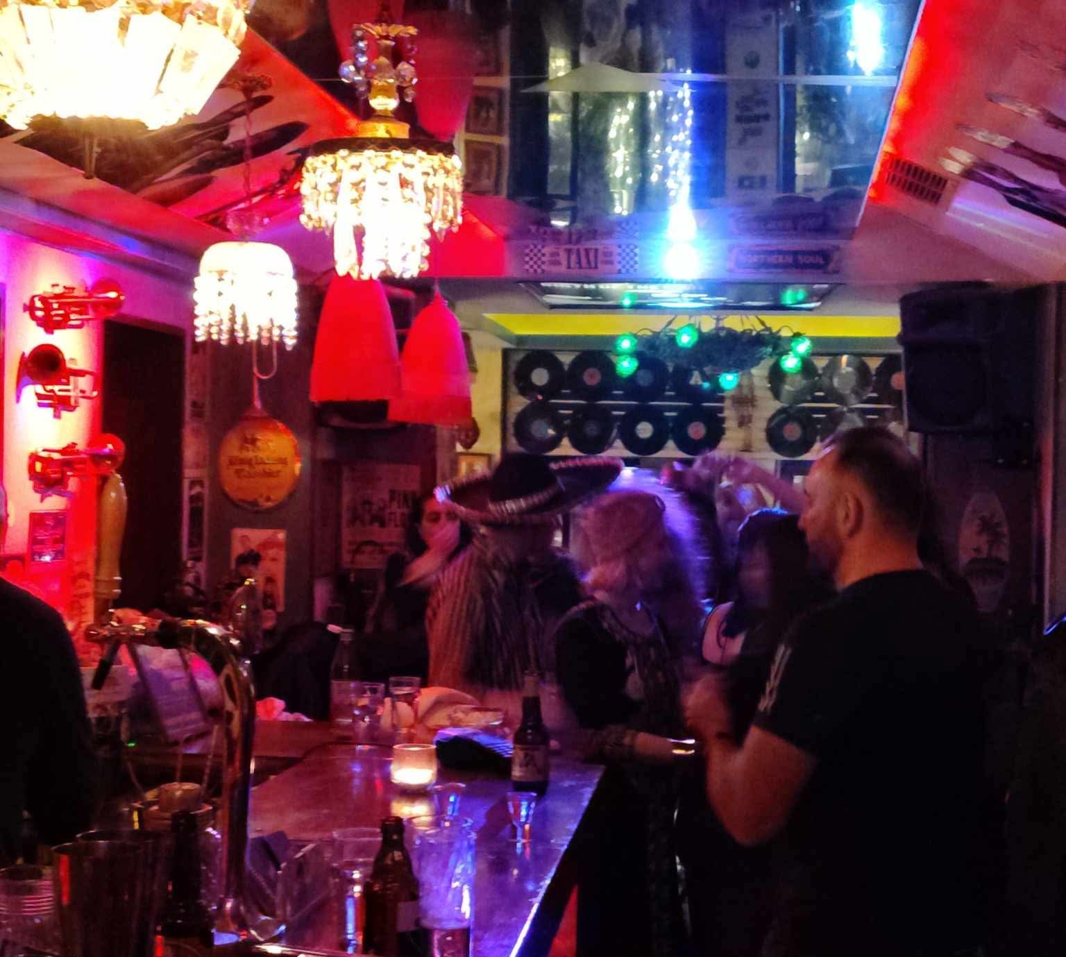 Άνθρωποι που συζητούν στο bar