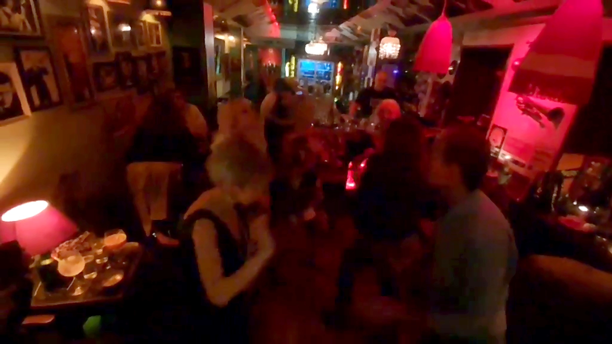 Παρέα σε βραδινό party στην Αθήνα